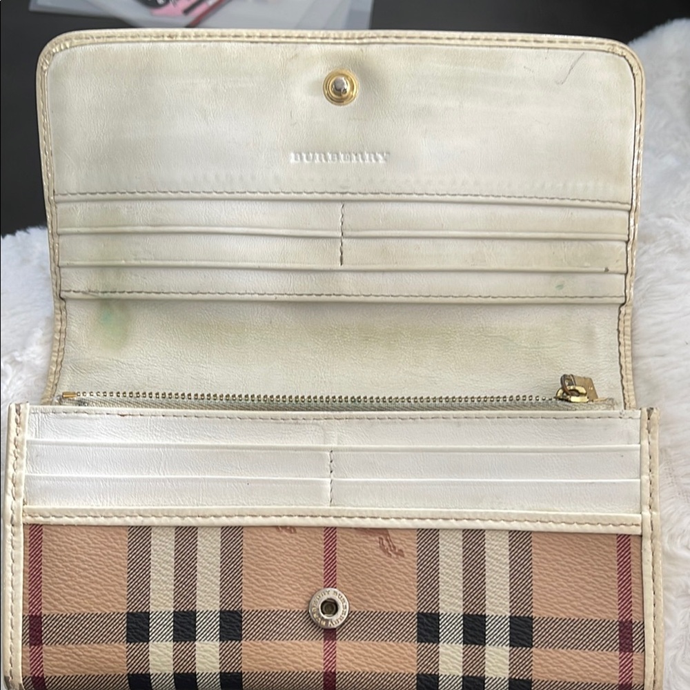 Burberry Haymarket or Porter Nova  Check  Wallet Pre-Loved - Picture 2 of 5